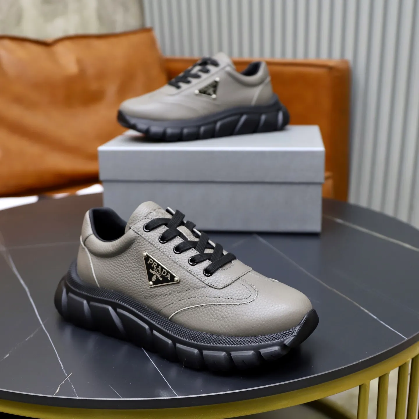 Factory price: 720💰Top original order Brand: PRADA (Prada) Standard code: Men's size 38/44 (45 can be customized) Grade: Same as the official website Material: Original cowhide stitching, cowhide lining, original combination two-color wear-resistant soft outsole Style category: casual sports version, young fashion, European and American trend, British style Color: actual picture color